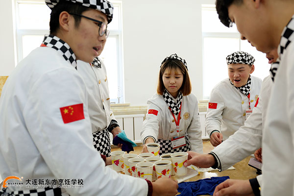 图五-同学们开心的接过红枣枸杞姜糖水.jpg