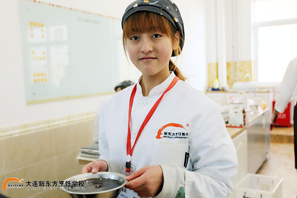 图六-同学们开心的接过红枣枸杞姜糖水.jpg