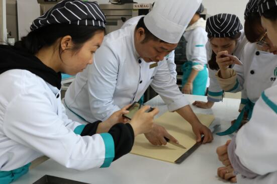 重庆优美西点：学蛋糕需要多少钱多少时间？