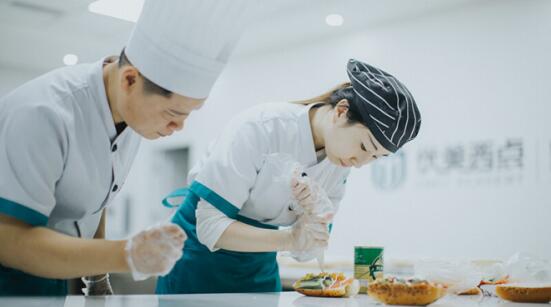 我们走出人生低谷,全因这所西点烘焙学校!